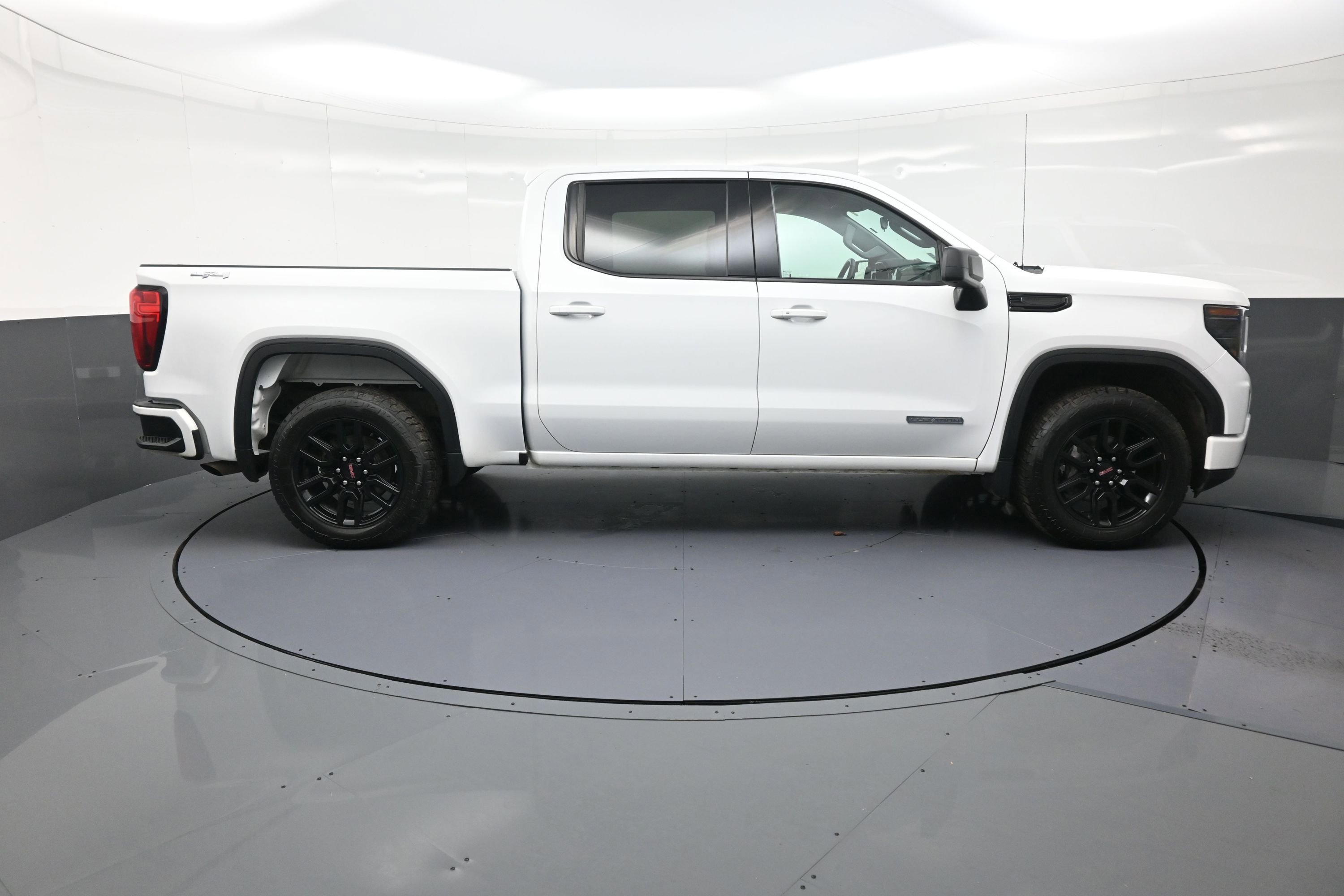 Used 2022 GMC Sierra 1500 Elevation image 2