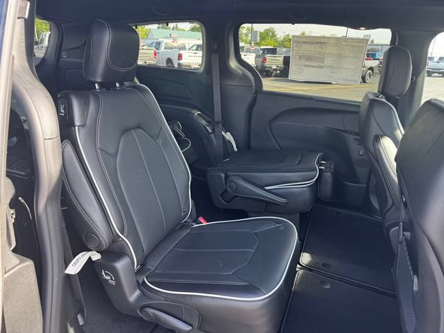 New 2027 Chrysler Pacifica Limited AWD/4WD image 15