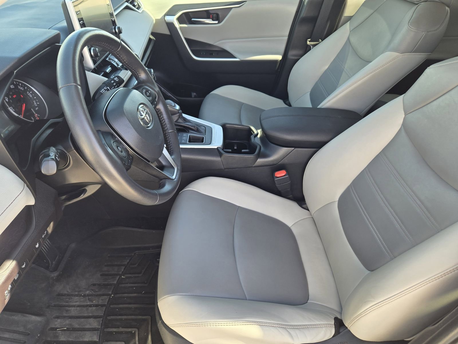 Used 2022 Toyota RAV4 XLE Premium image 16