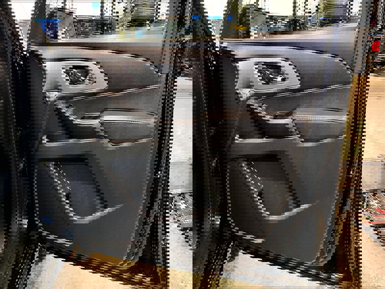 Used 2023 Chevrolet Traverse LT image 12