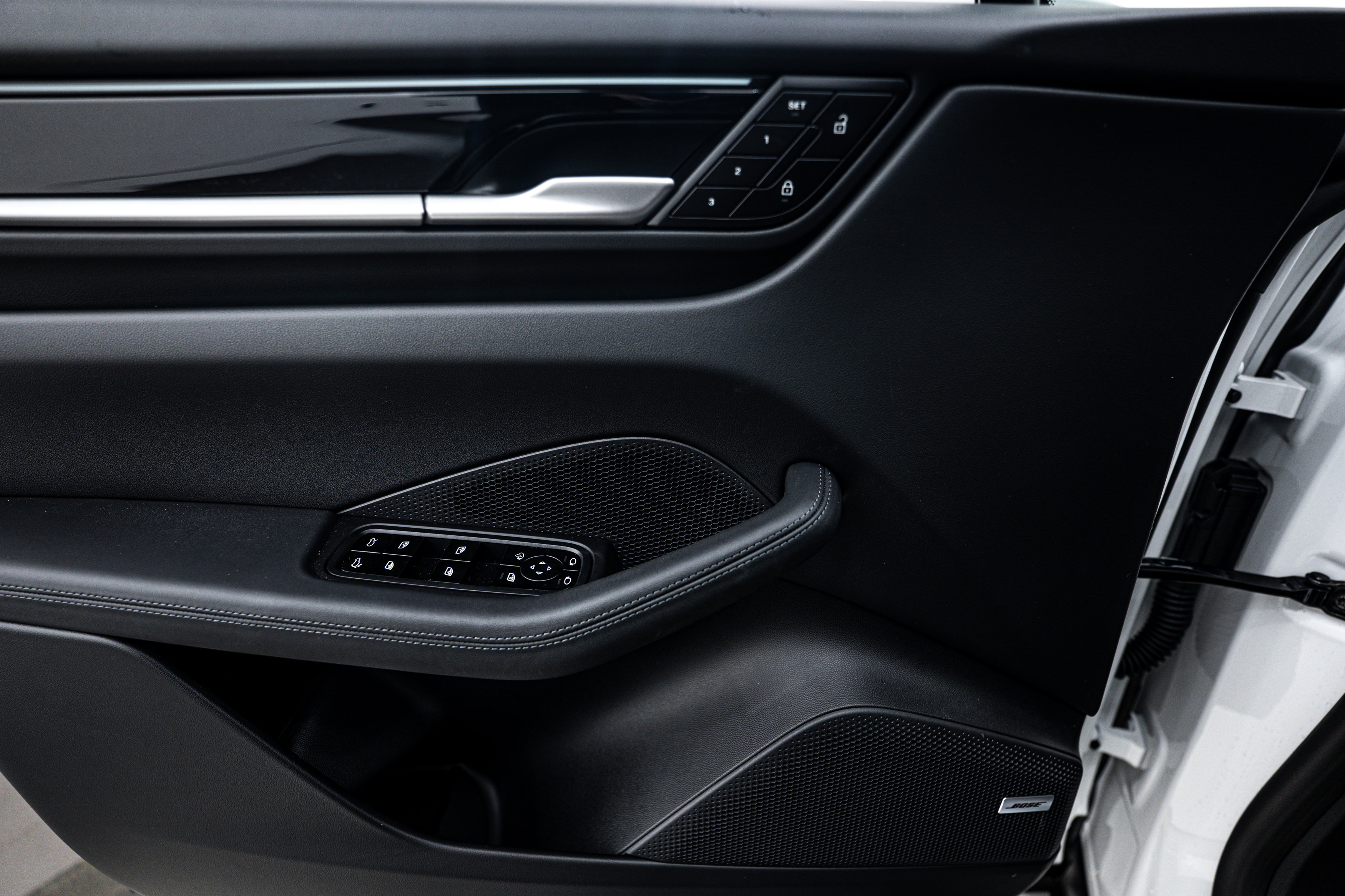 Certified 2025 Porsche Macan Electric image 17