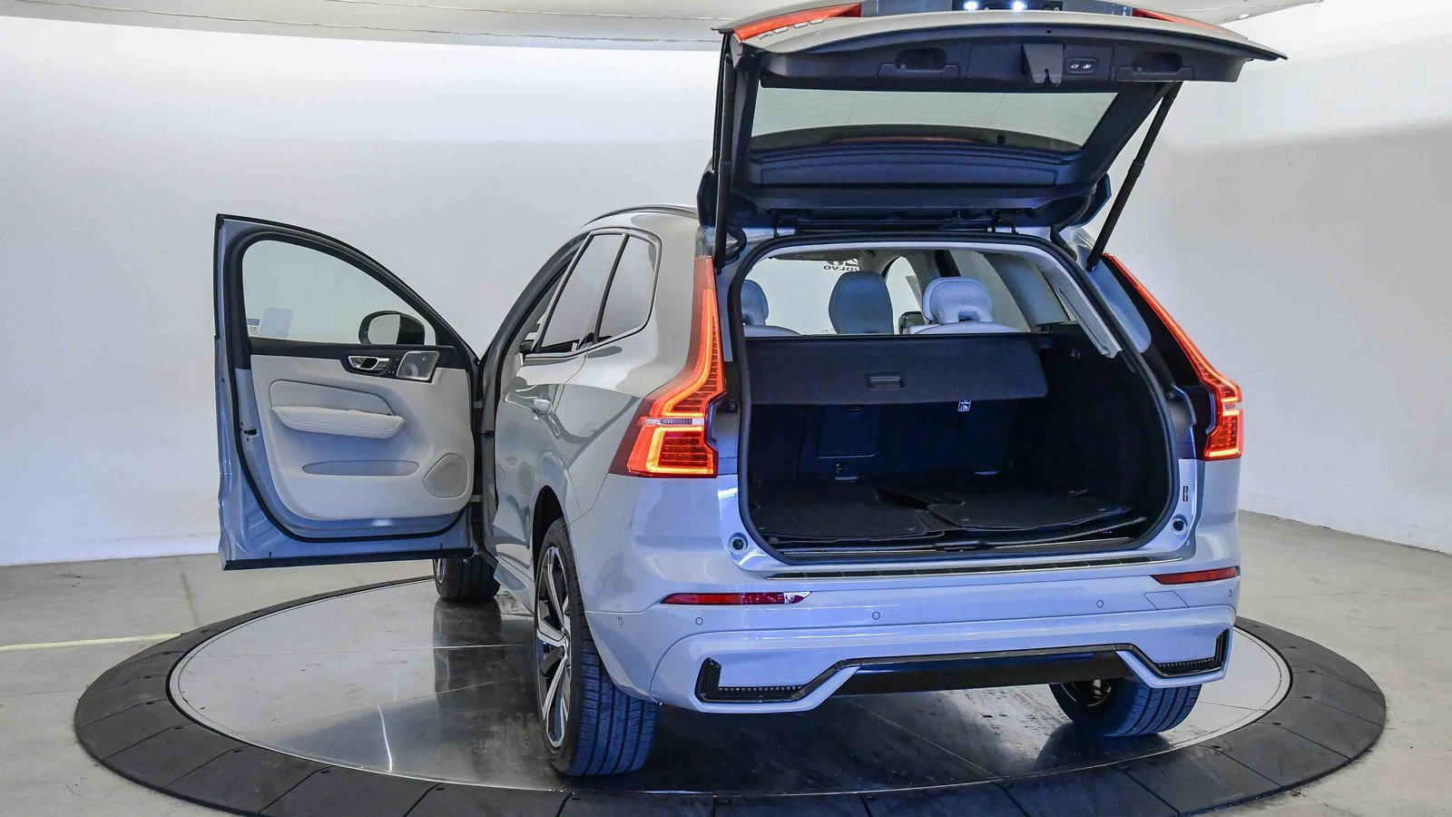 Certified 2025 Volvo XC60 B5 Ultra w/ Protection Package Premier image 31