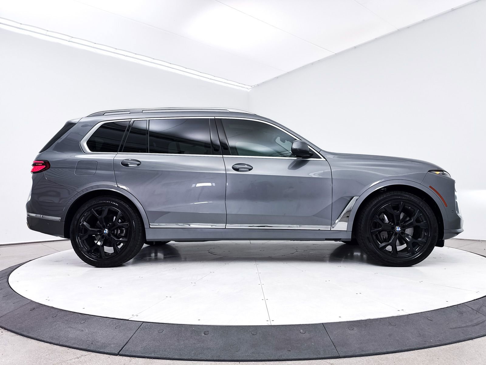 Used 2024 BMW X7 xDrive40i w/ Premium Package image 43