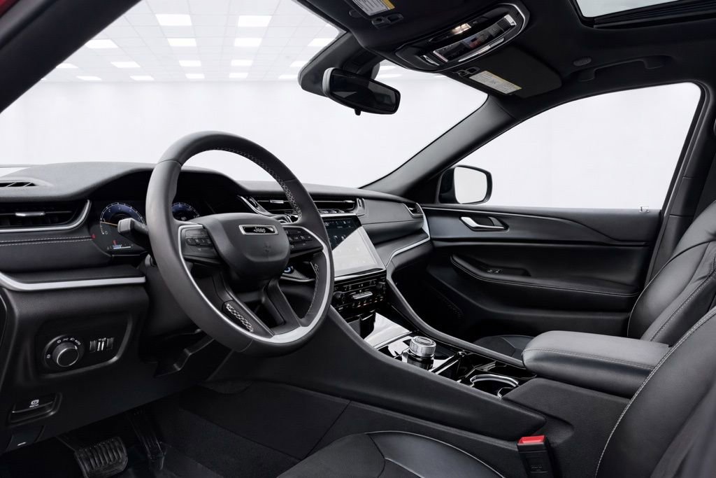 Used 2023 Jeep Grand Cherokee Altitude image 14