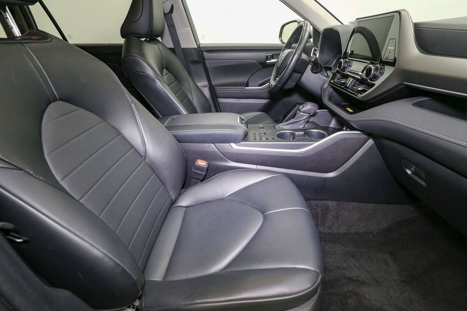 Used 2023 Toyota Highlander XLE AWD/4WD image 19