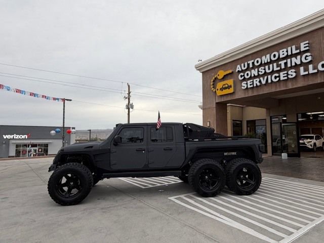 Used 2023 Jeep Gladiator Willys AWD/4WD image 2