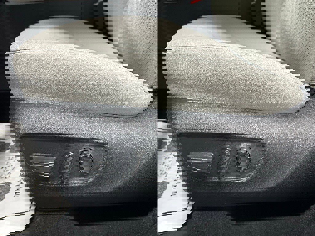 Used 2025 Toyota Grand Highlander AWD image 13