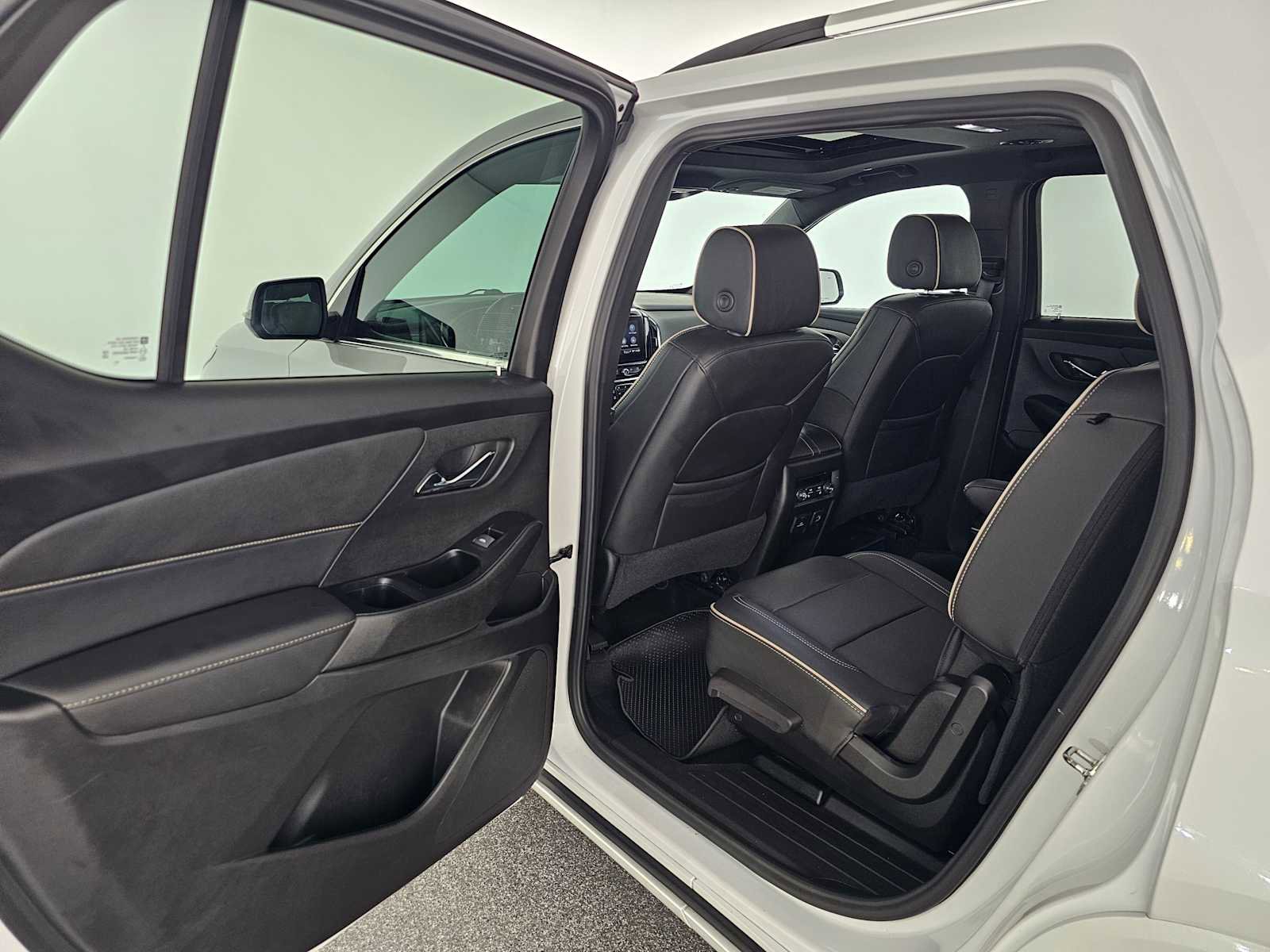 Used 2023 Chevrolet Traverse Premier image 17