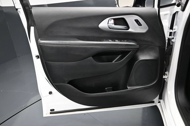 Used 2025 Chrysler Pacifica Limited FWD image 18