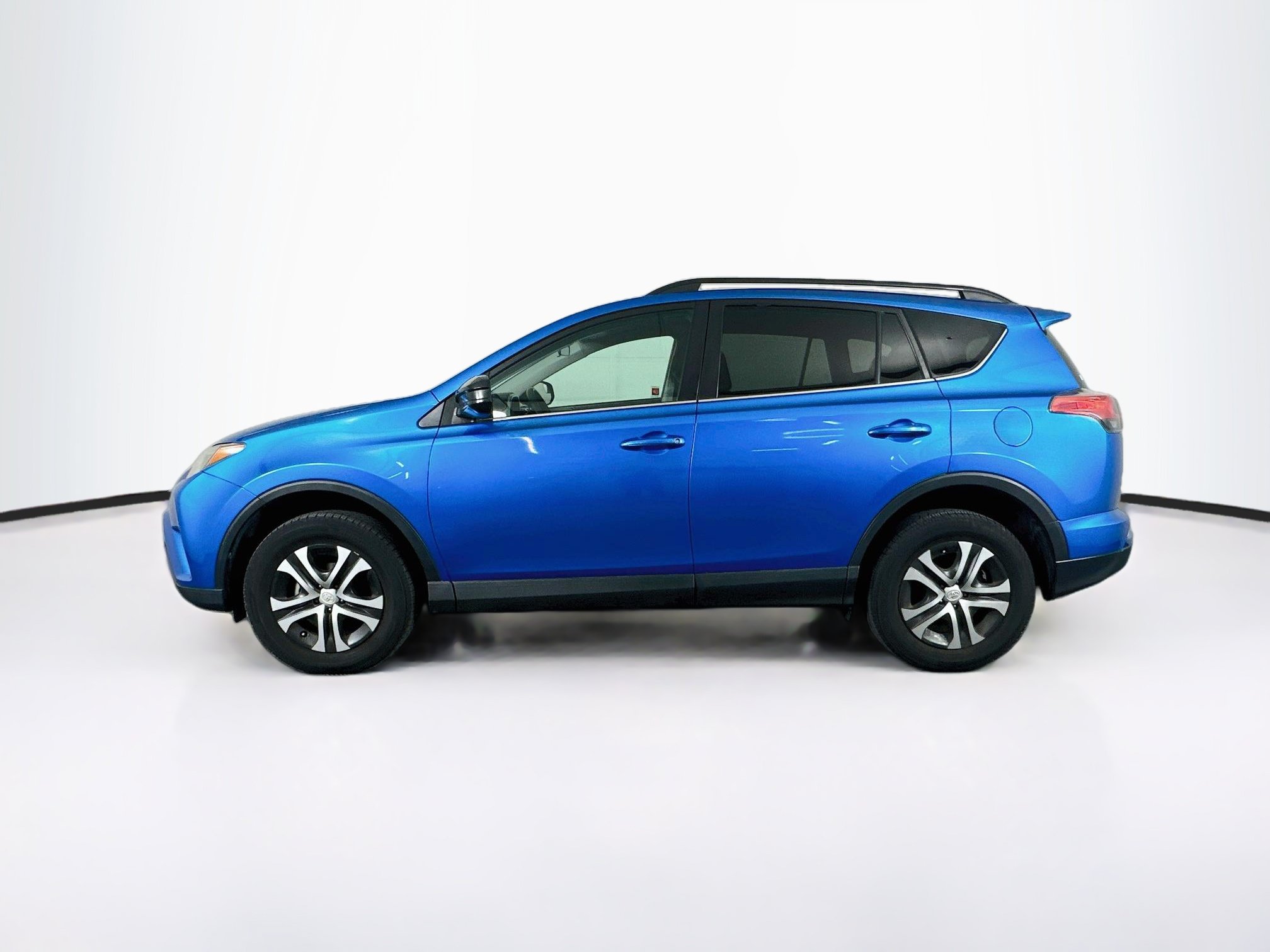 Used 2018 Toyota RAV4 LE w/ Carpet Mat Package FWD image 4