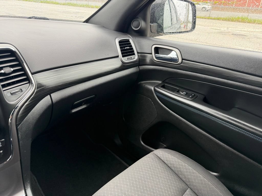 Used 2019 Jeep Grand Cherokee Laredo AWD/4WD image 25