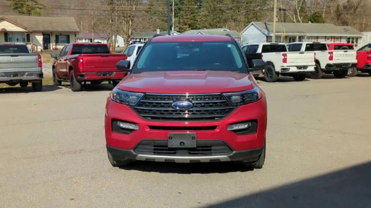 Used 2022 Ford Explorer XLT w/ Equipment Group 202A AWD/4WD image 3