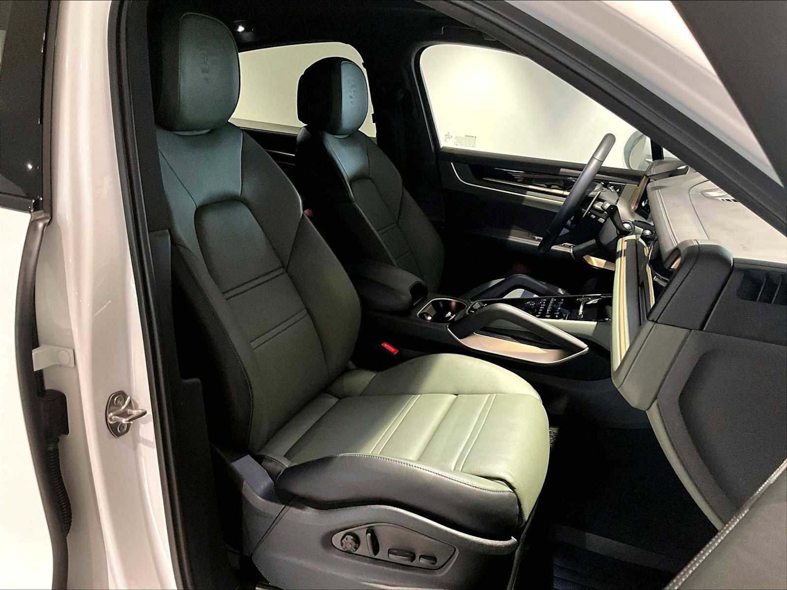 Used 2025 Porsche Cayenne Coupe image 22