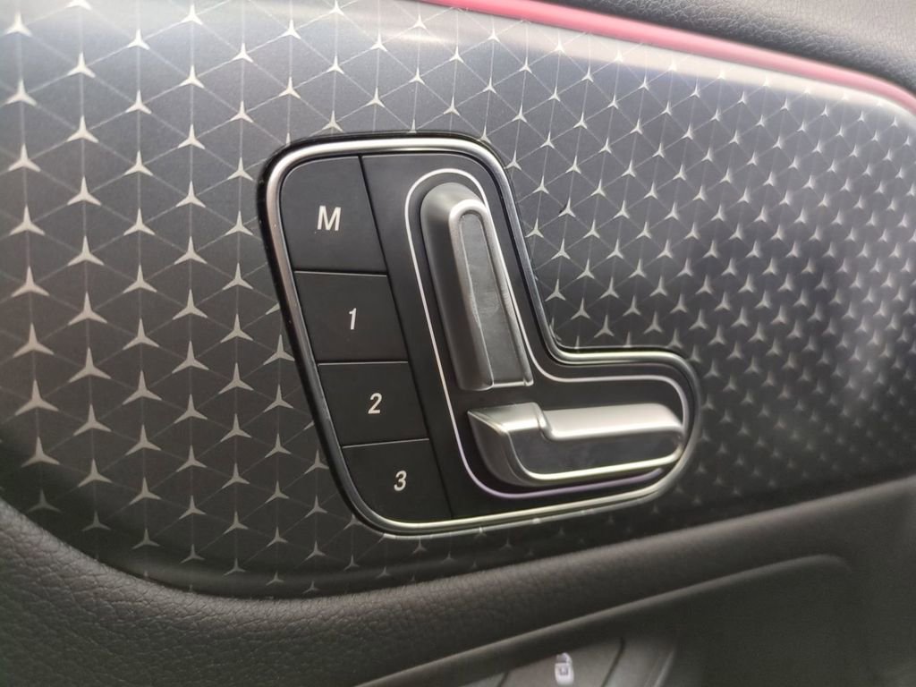 Used 2025 Mercedes-Benz GLA 250 image 23