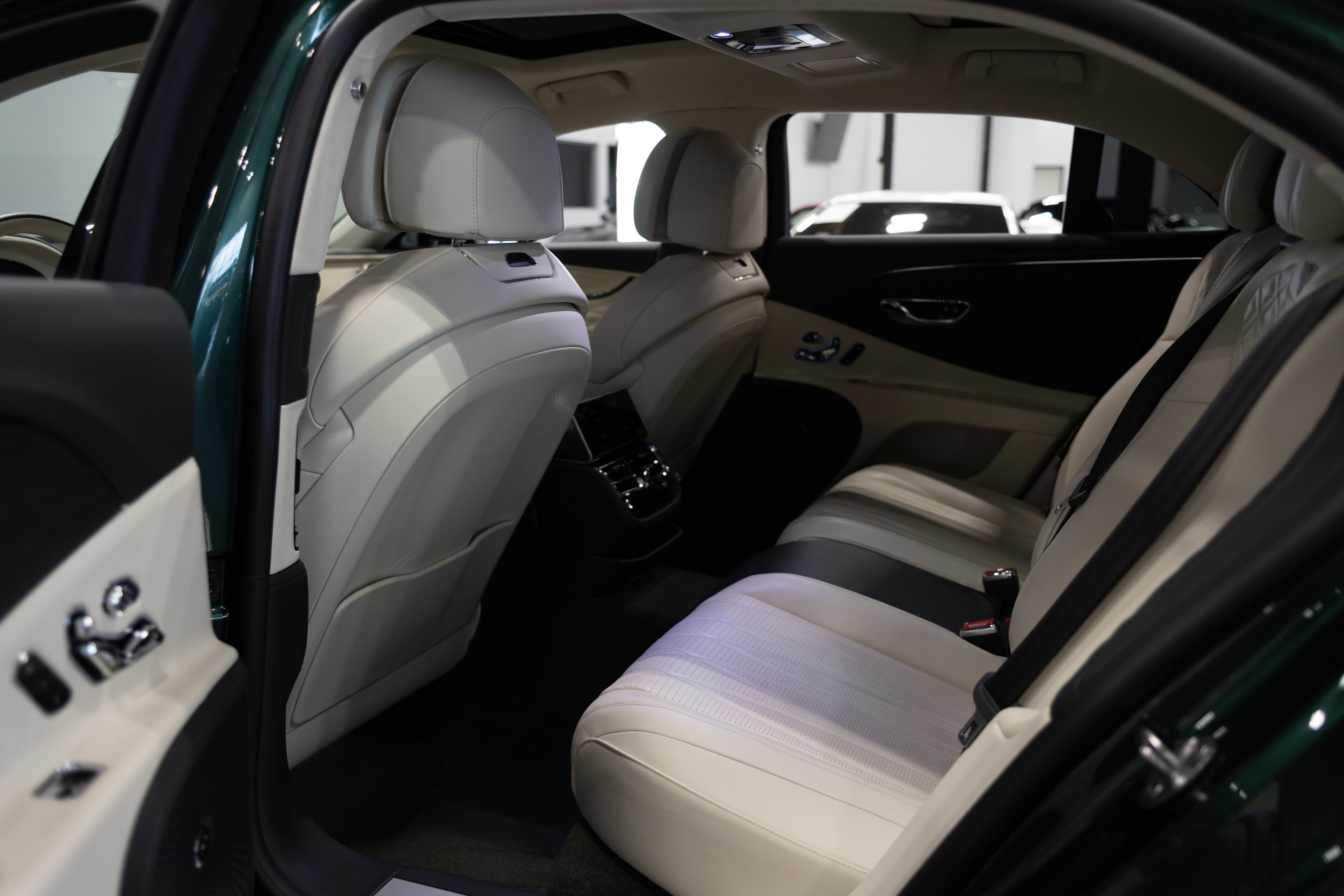 Used 2023 Bentley Flying Spur Plug-In Hybrid AWD/4WD image 32