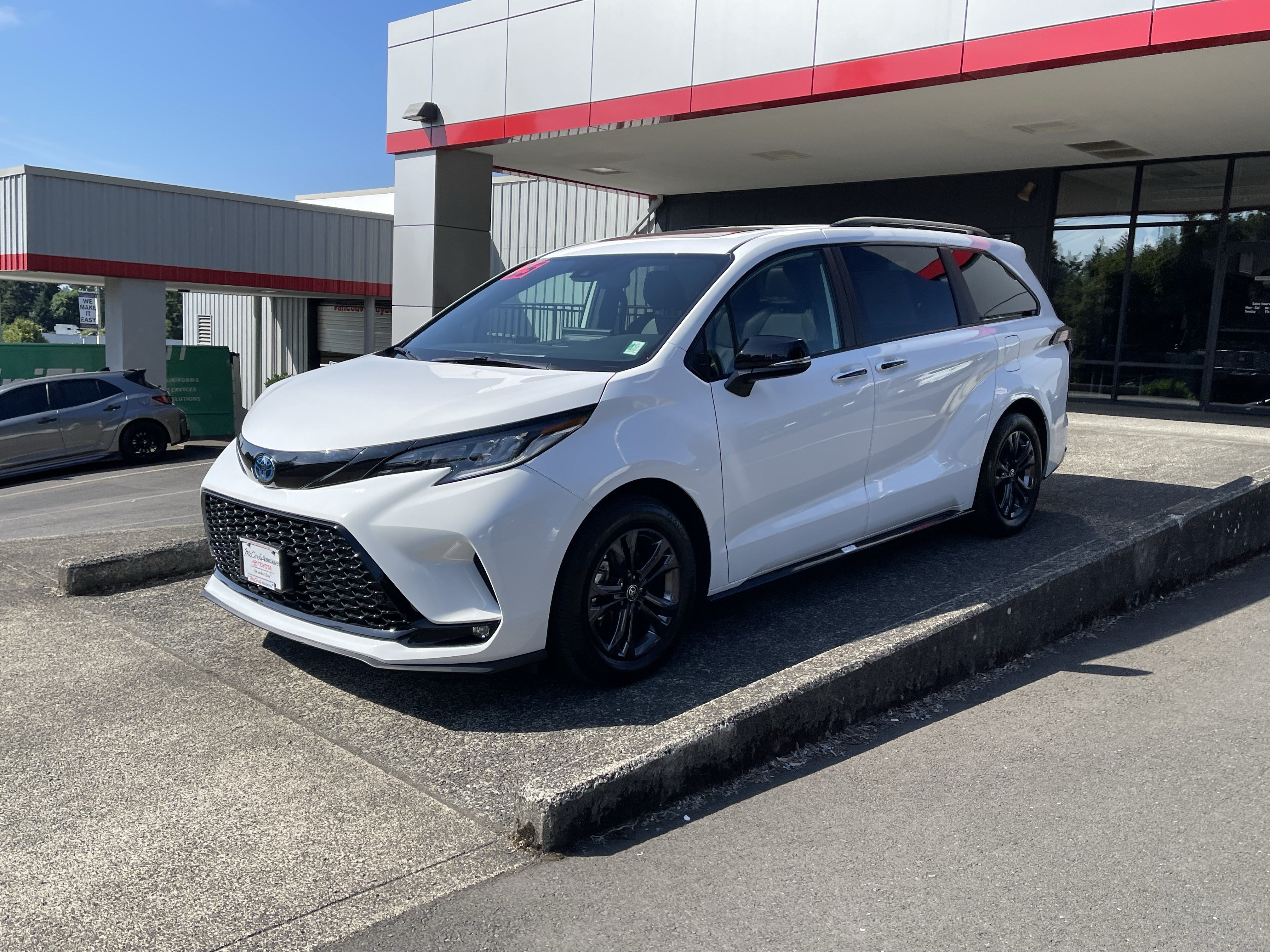 Certified 2025 Toyota Sienna XSE w/ XSE Premium Package AWD/4WD image 4