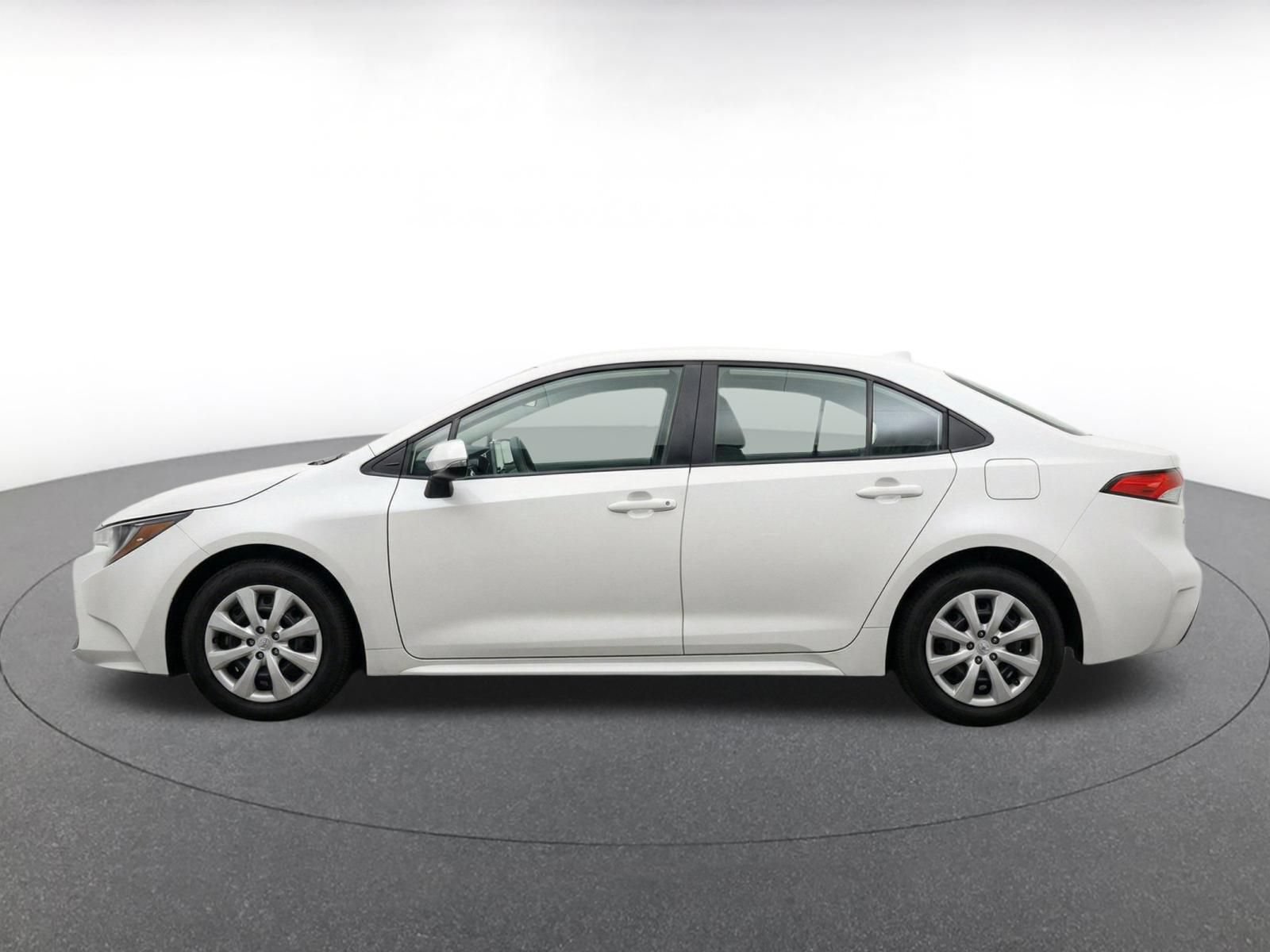 Used 2025 Toyota Corolla LE FWD image 4