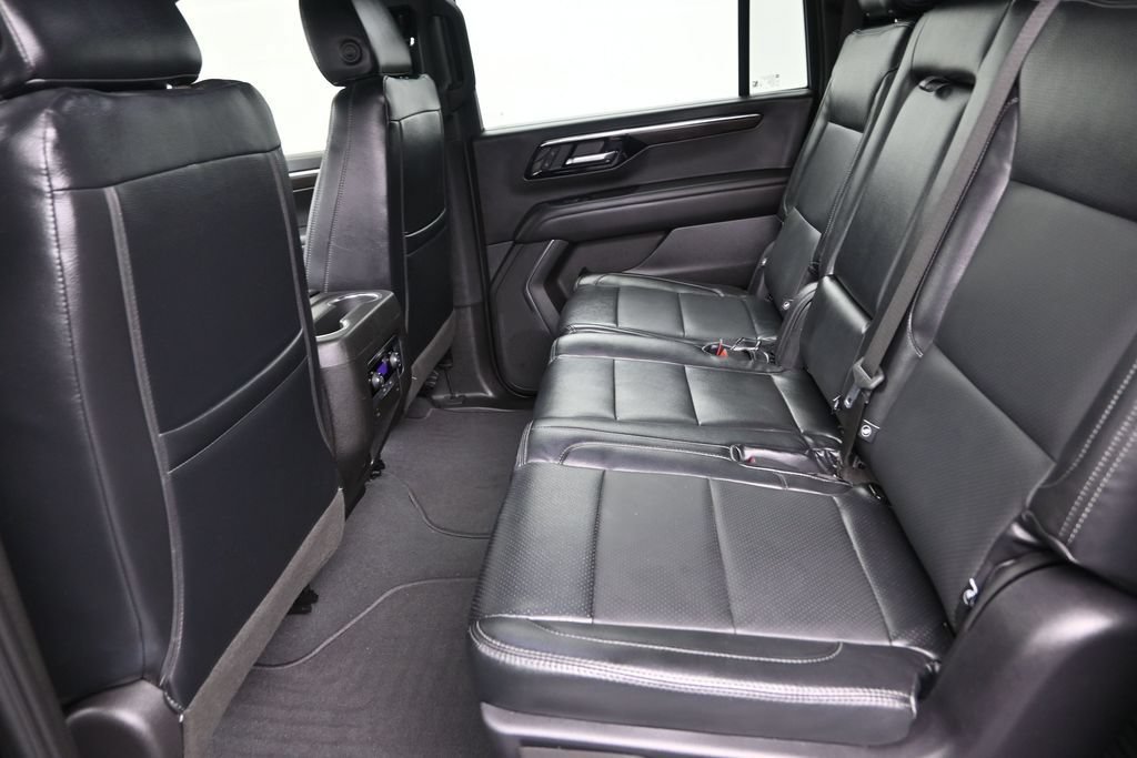 Used 2025 Chevrolet Suburban LS RWD image 15