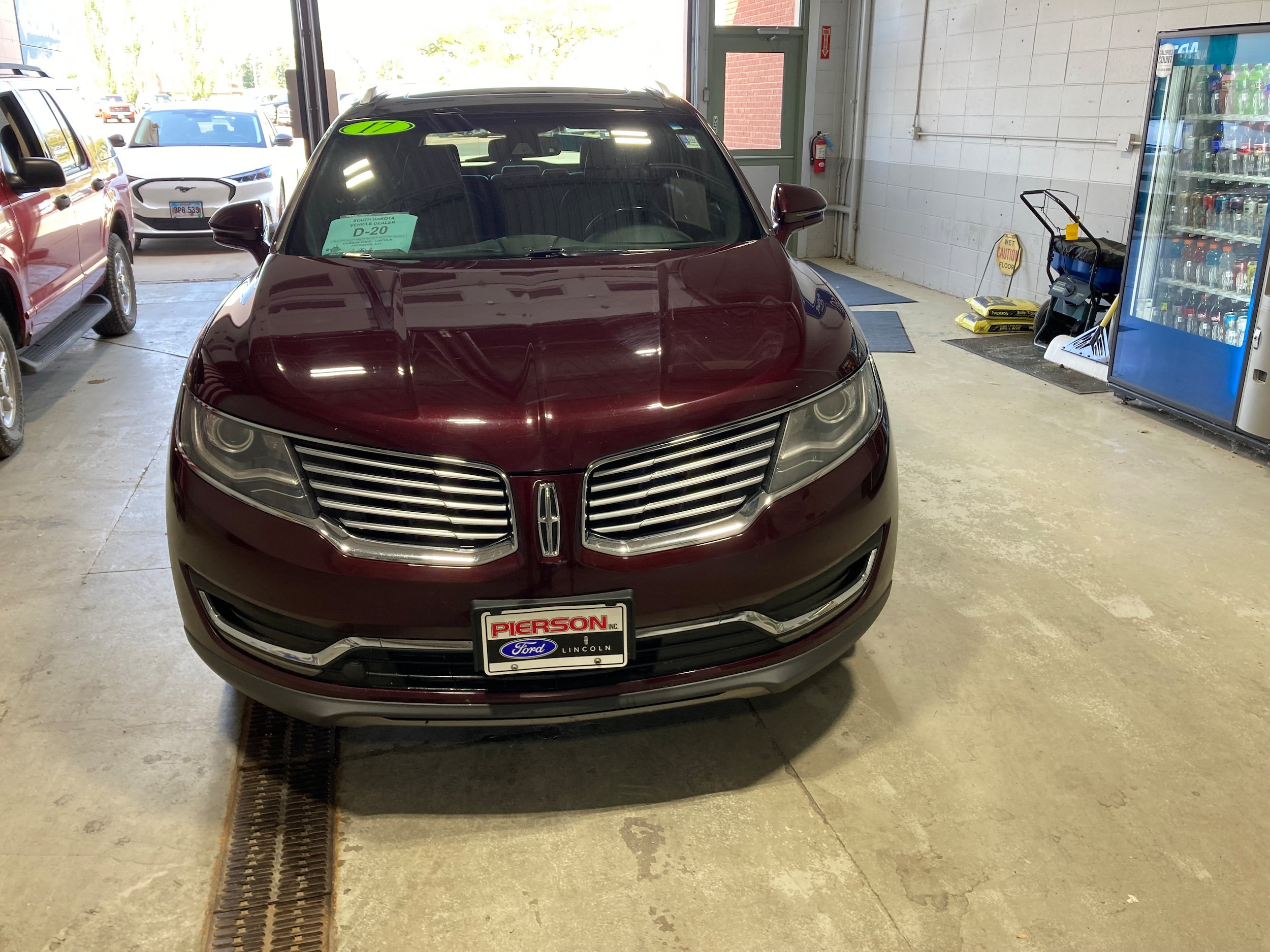 Used 2017 Lincoln MKX Select w/ Select Plus Package AWD/4WD image 2