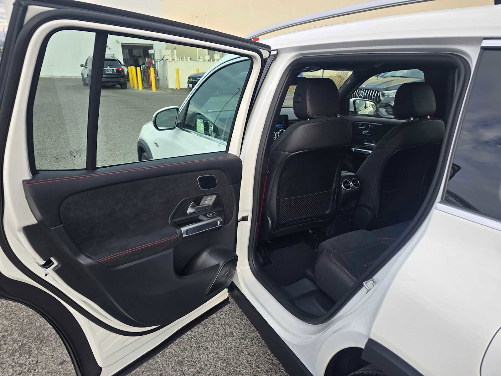 Used 2025 Mercedes-Benz GLB 35 AMG 4MATIC image 17