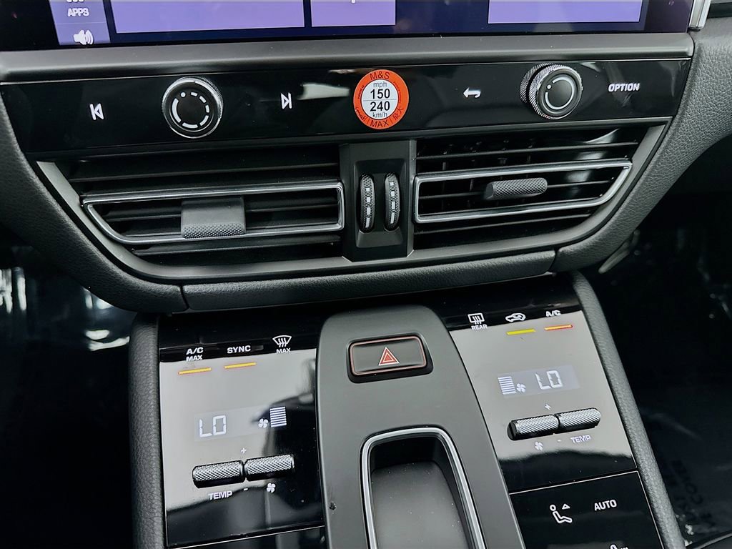 Certified 2026 Porsche Macan AWD/4WD image 18