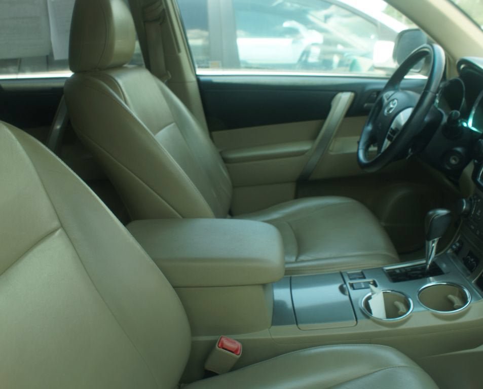 Used 2013 Toyota Highlander SE FWD image 2