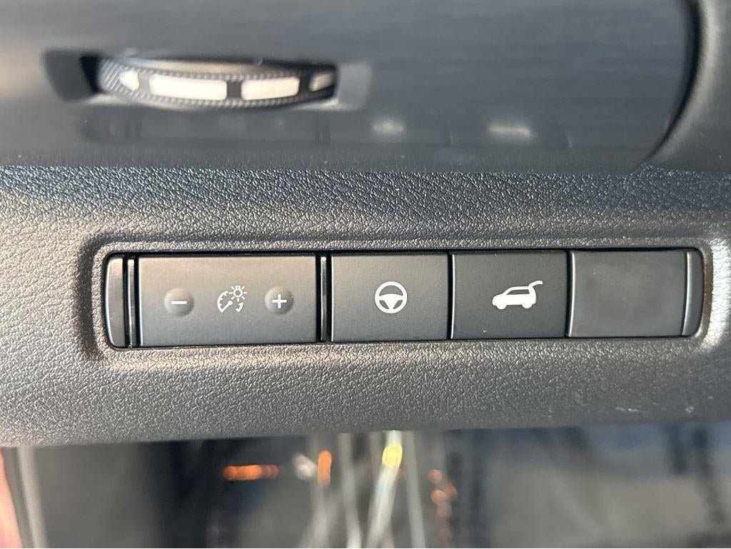 Used 2023 Nissan Pathfinder SL AWD/4WD image 16