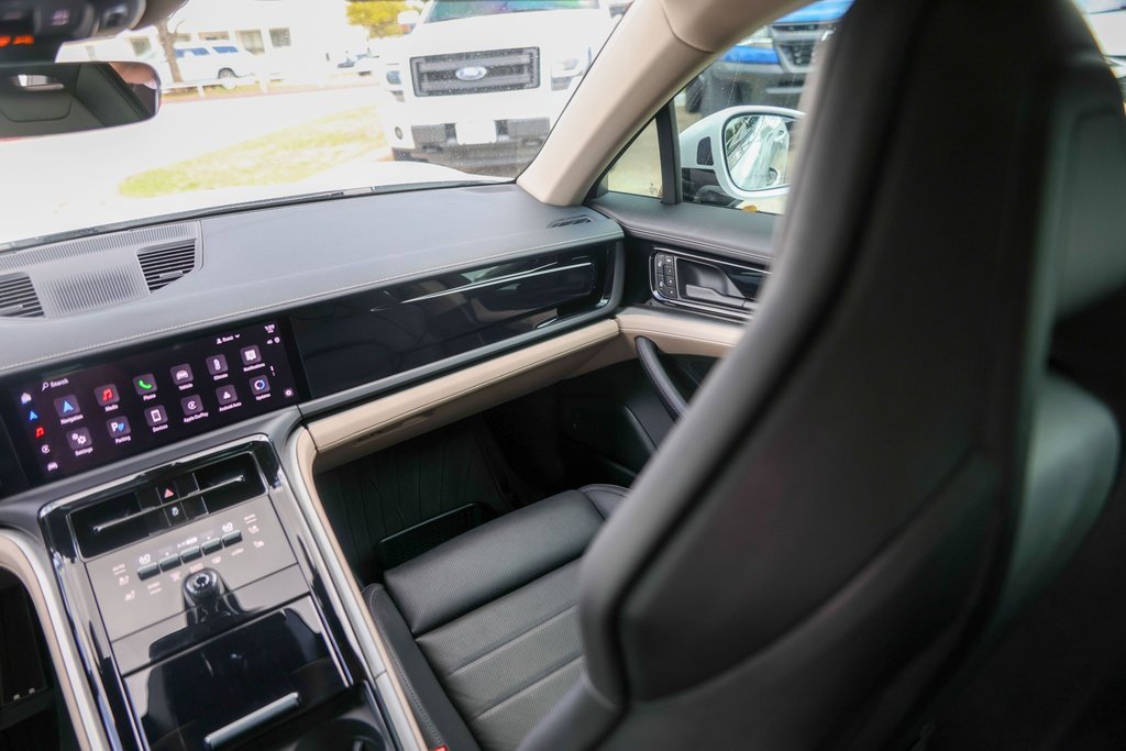 Used 2024 Porsche Panamera image 27