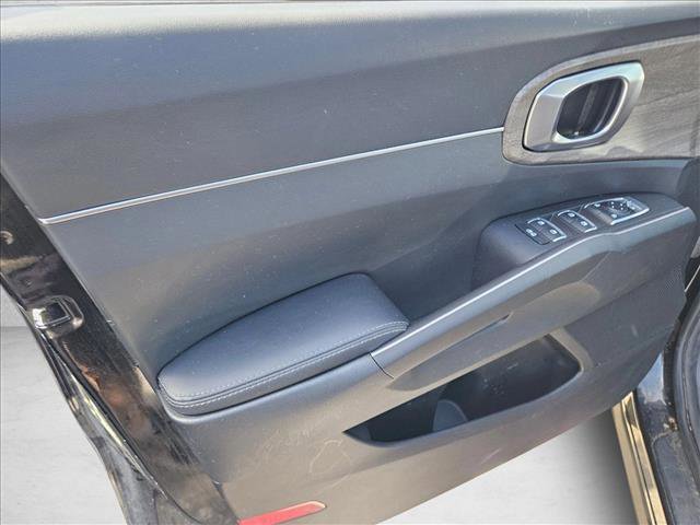 Used 2023 Kia Sorento S image 9