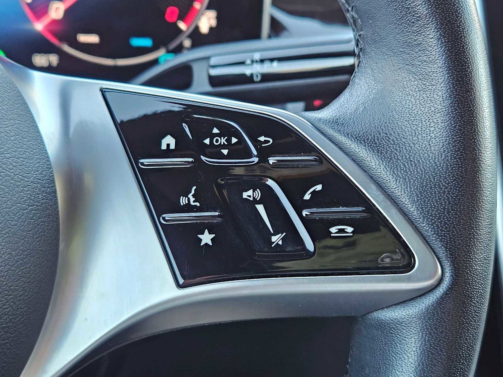 Used 2024 Mercedes-Benz GLC 300 4MATIC image 25