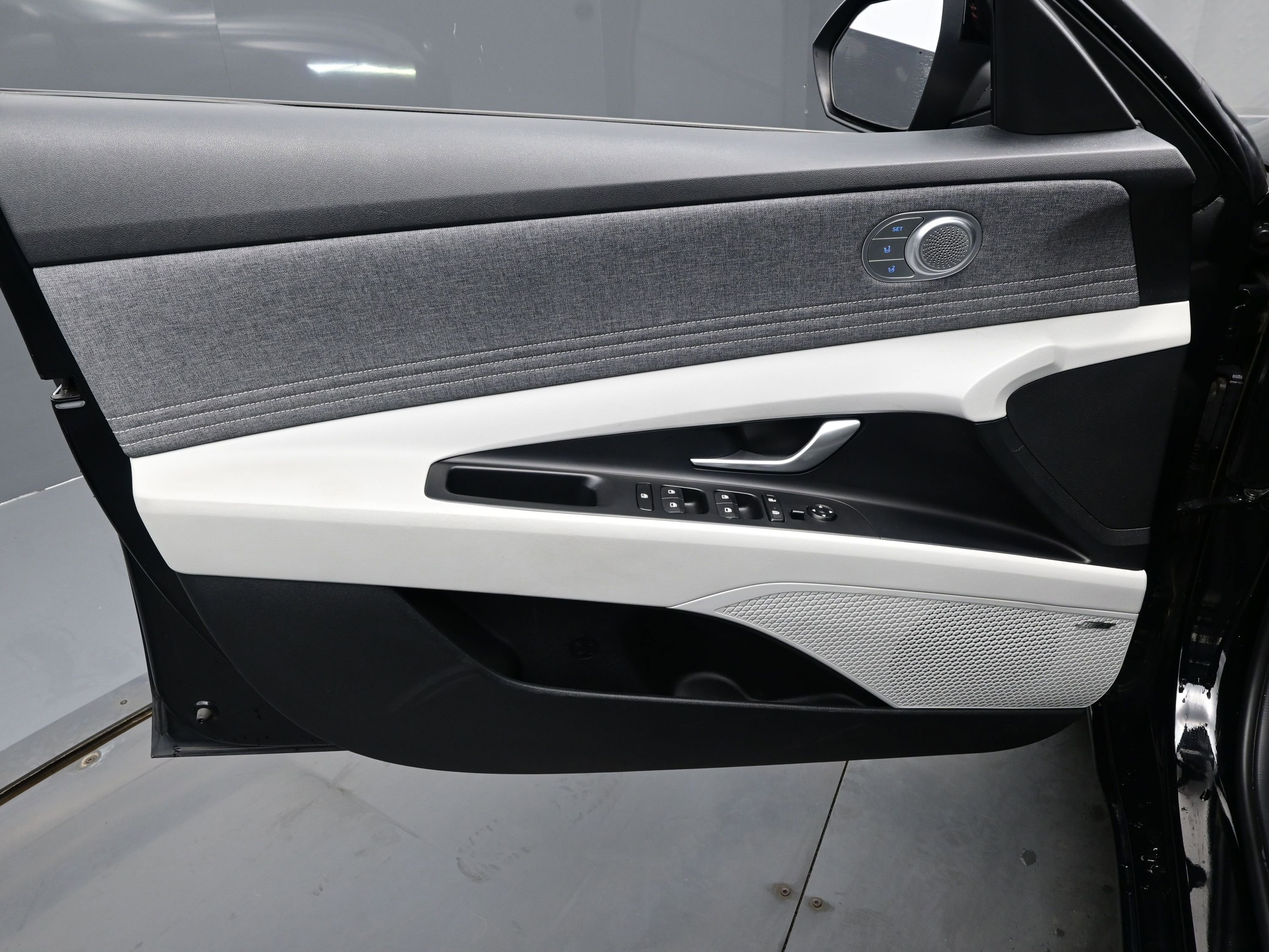 Used 2023 Hyundai Elantra Limited image 9