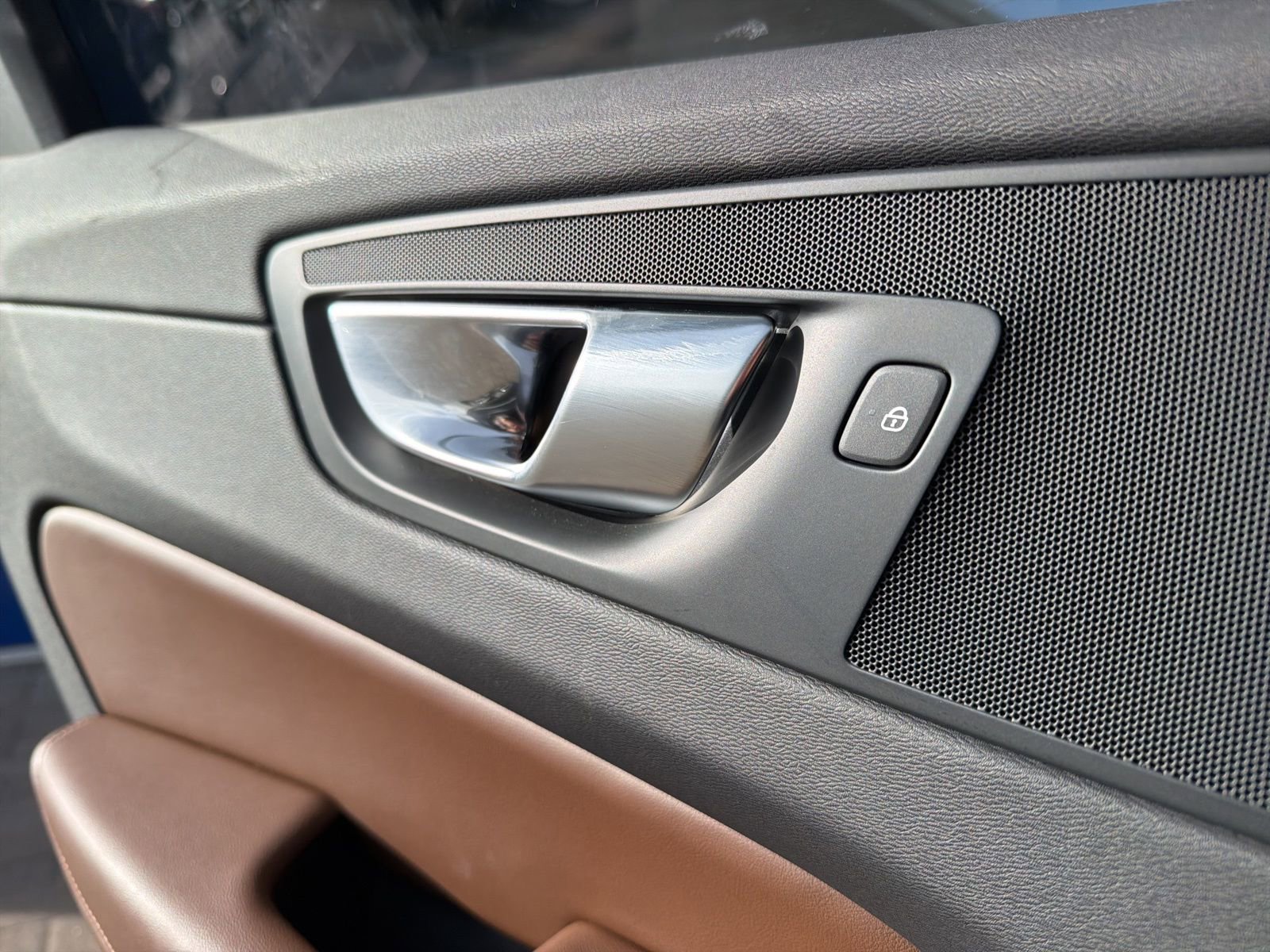 Certified 2025 Volvo XC60 T8 Plus w/ Protection Package Premier image 93