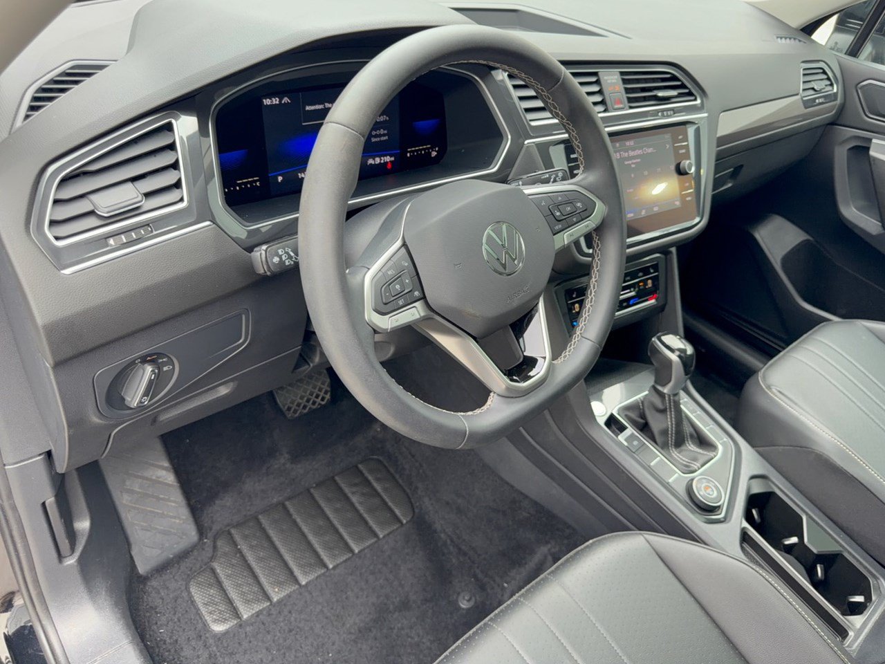 Used 2022 Volkswagen Tiguan SE w/ Panoramic Sunroof Package AWD/4WD image 4