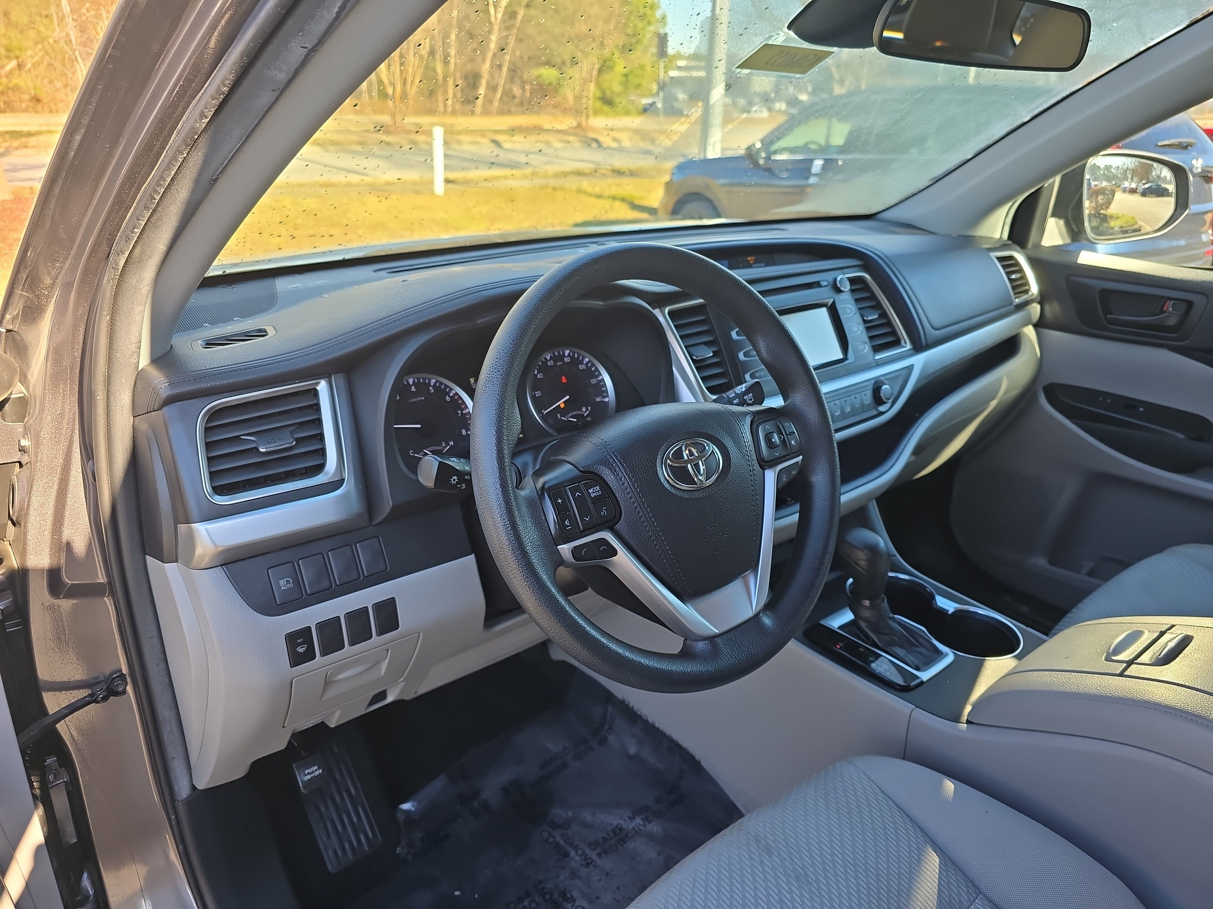 Used 2019 Toyota Highlander LE image 15