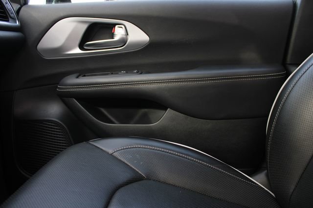 Used 2025 Chrysler Pacifica Limited FWD image 23
