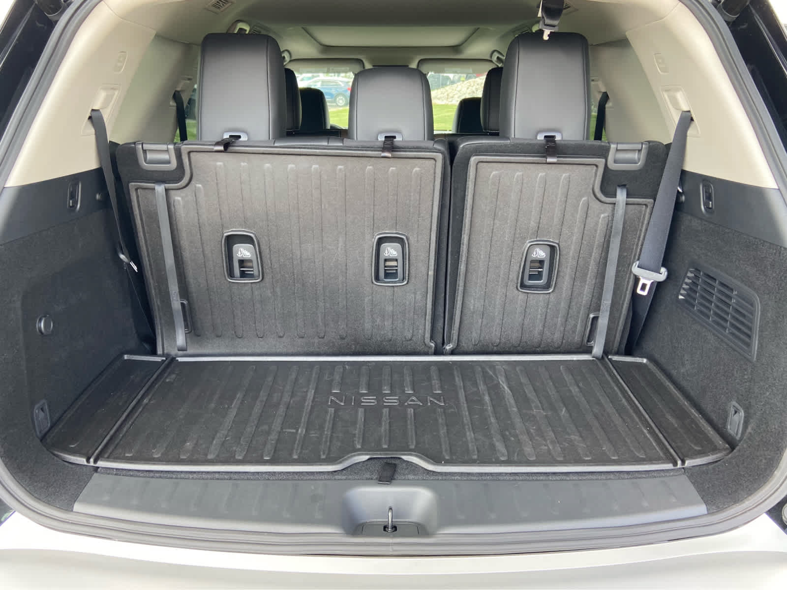 Used 2025 Nissan Pathfinder Platinum w/ Cargo Package FWD image 10