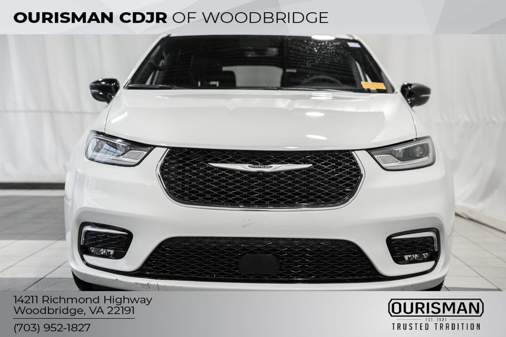 Used 2025 Chrysler Pacifica Select image 2