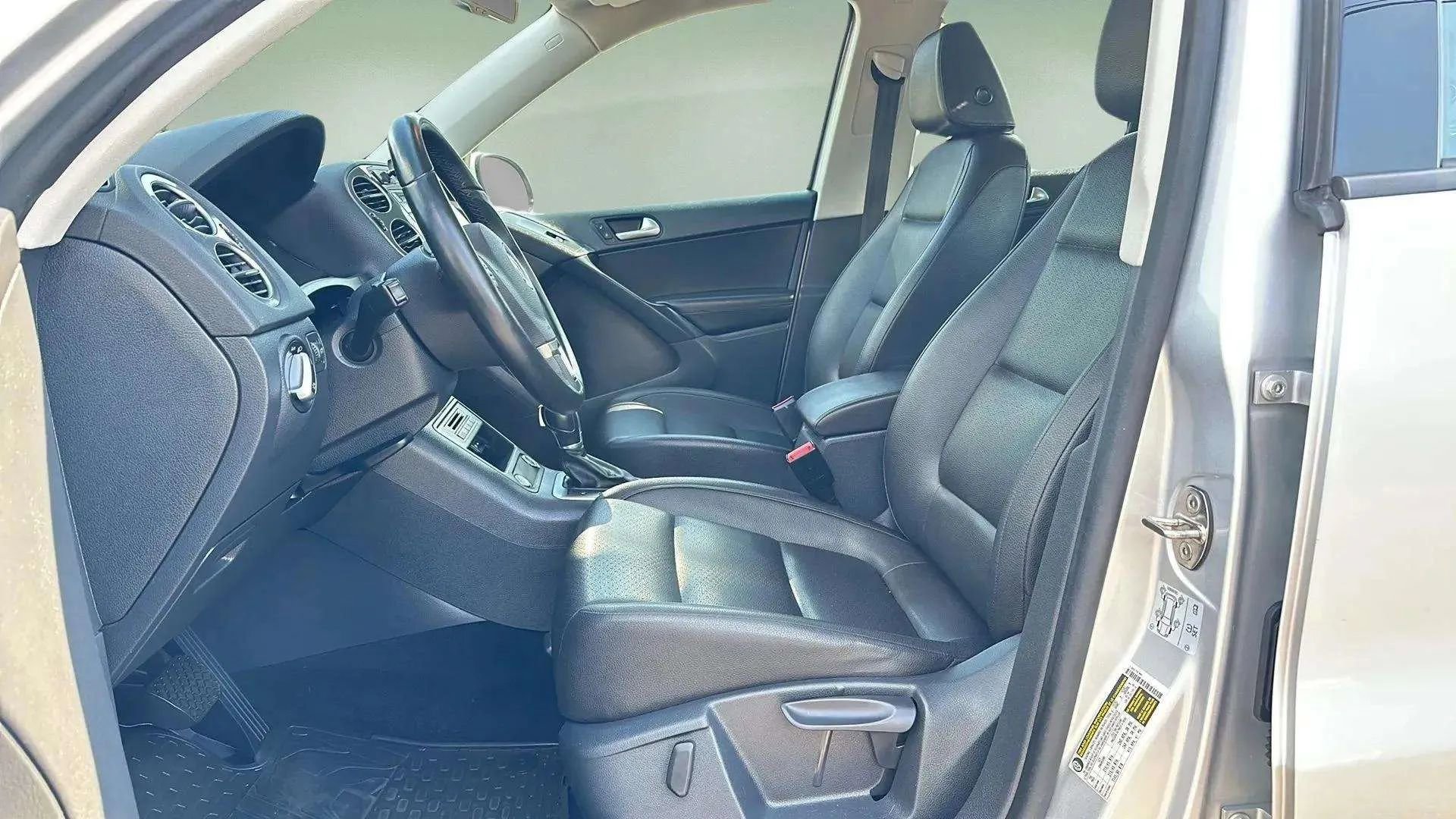 Used 2016 Volkswagen Tiguan S image 12