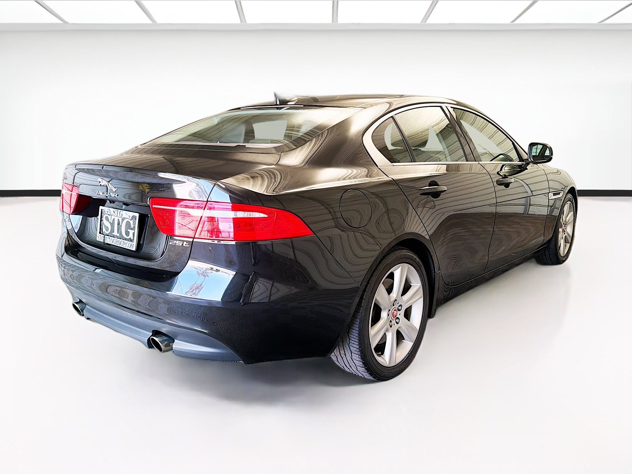 Used 2017 Jaguar XE Prestige RWD image 4