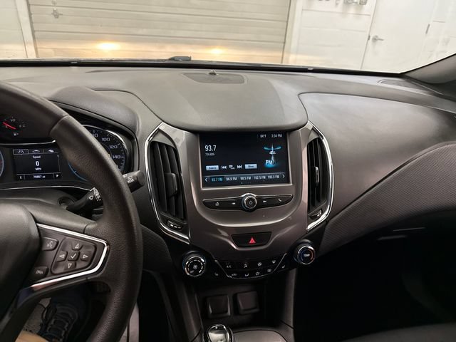 Used 2018 Chevrolet Cruze LT w/ Convenience Package FWD image 13