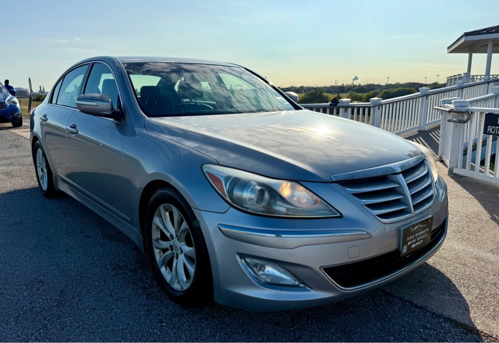 Used 2012 Hyundai Genesis 3.8 image 3
