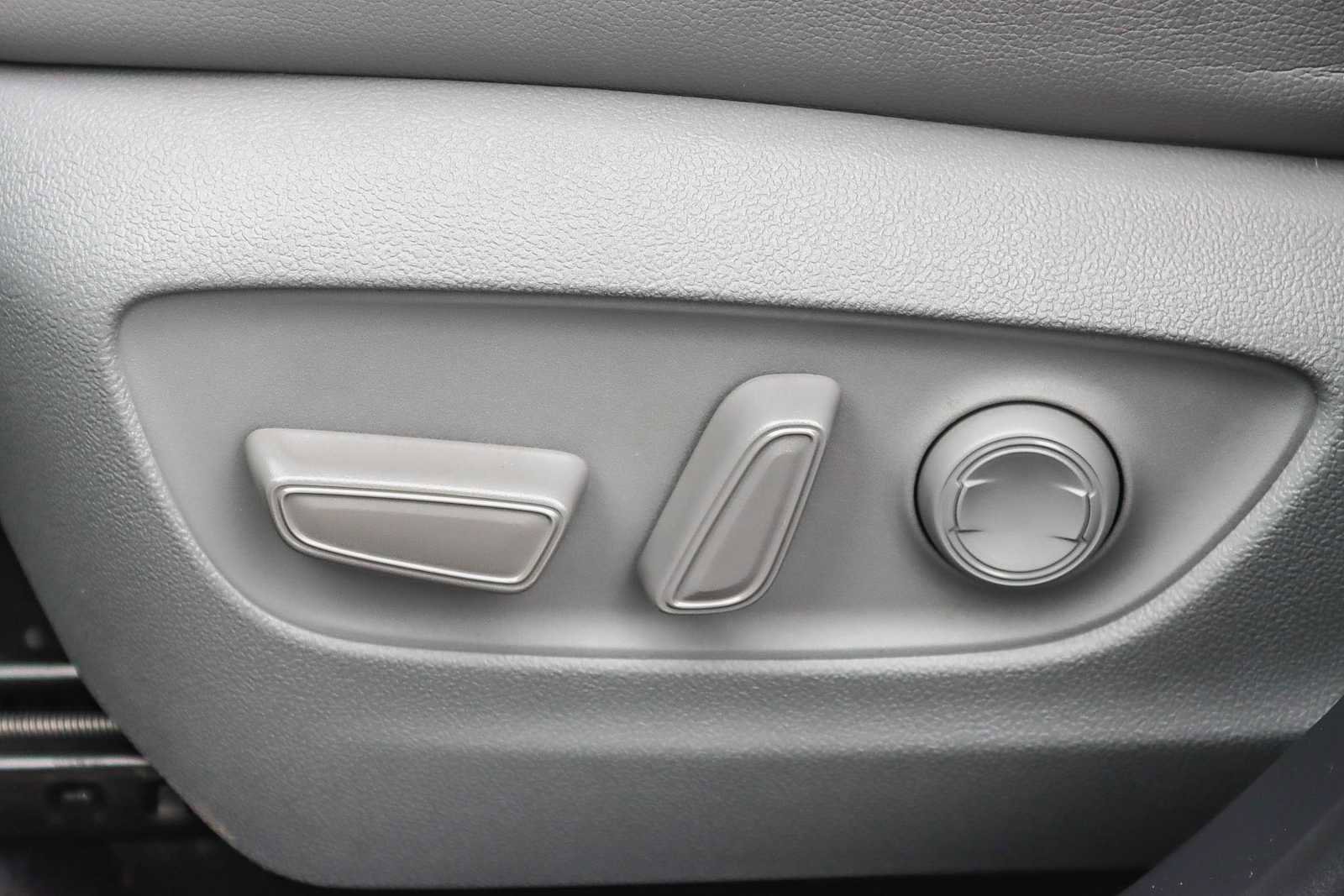 Used 2020 Toyota Highlander XLE image 22