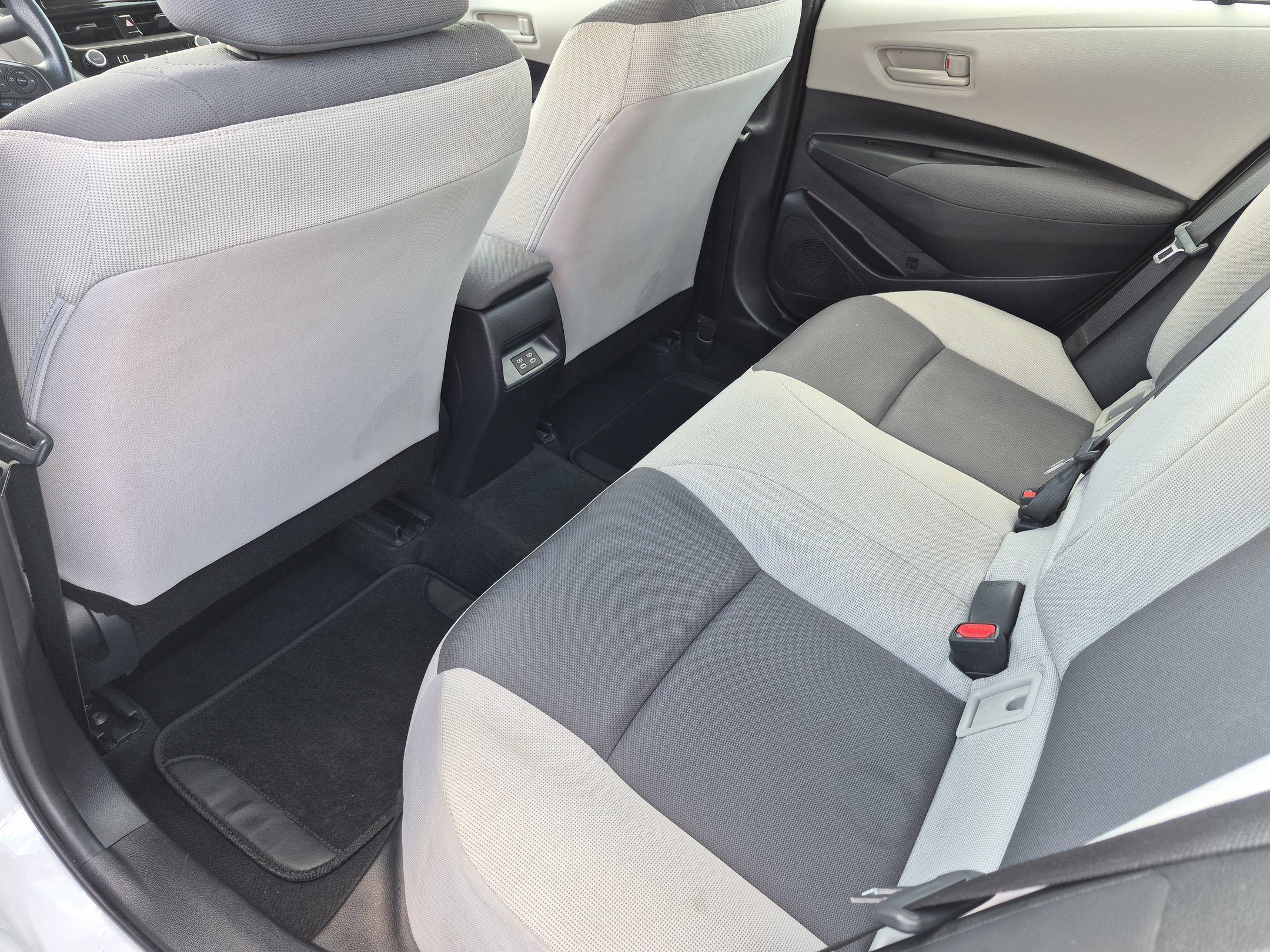 Used 2025 Toyota Corolla LE FWD image 28