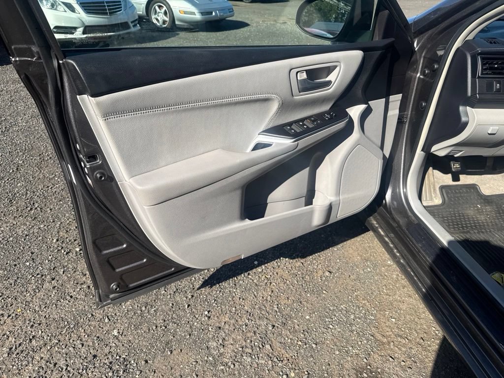 Used 2015 Toyota Camry XLE w/ Moonroof Package FWD image 26