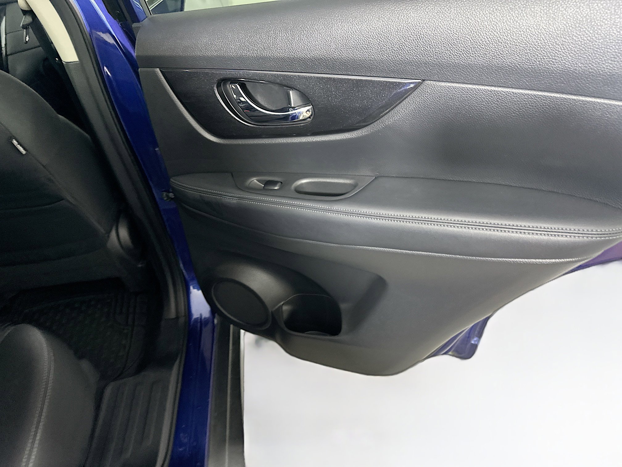 Used 2018 Nissan Rogue SV w/ Premium Package image 28