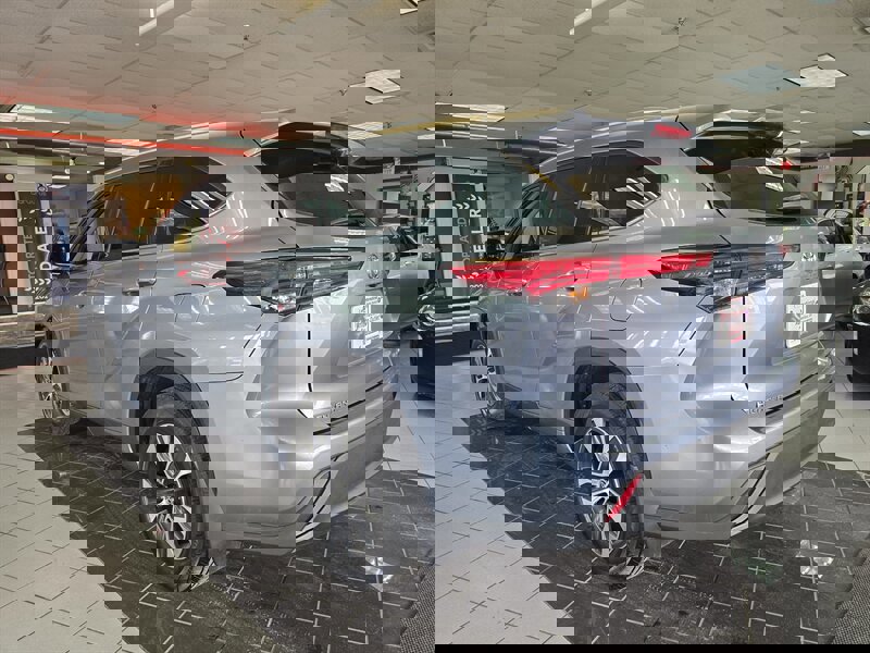 Used 2021 Toyota Highlander XLE image 6