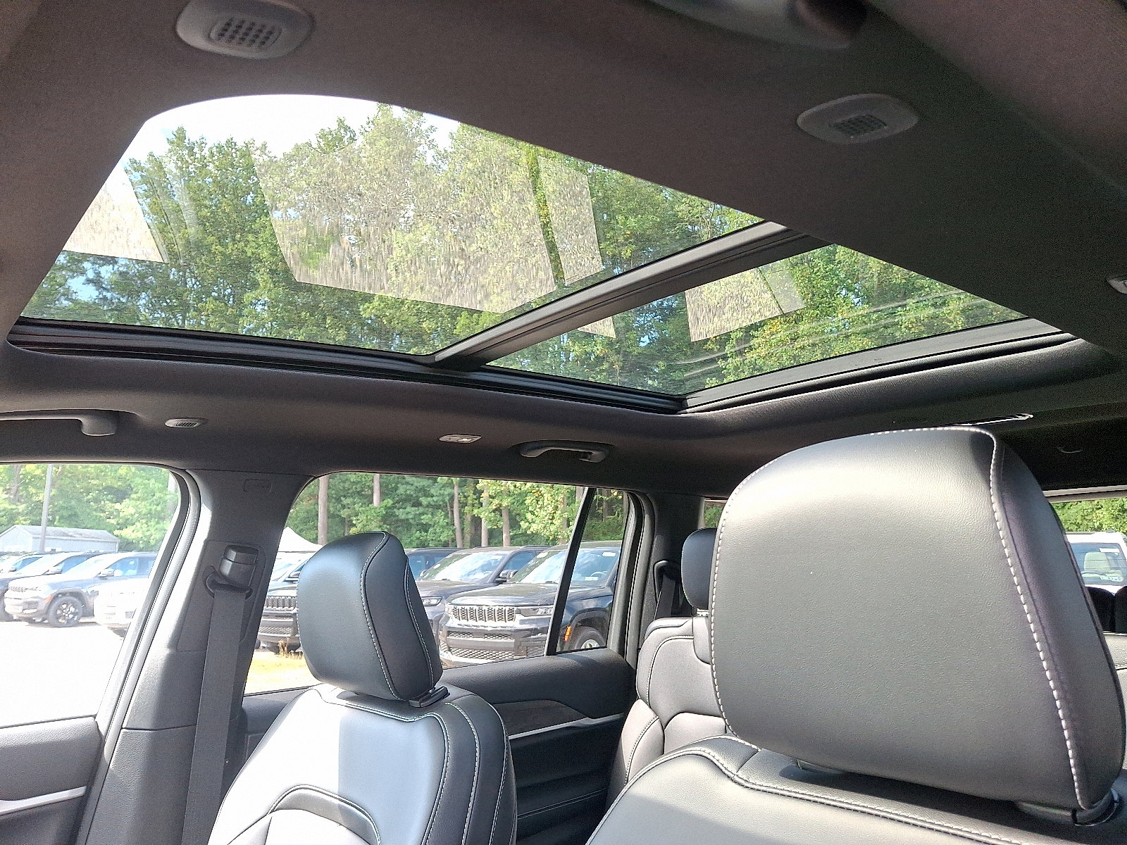 New 2025 Jeep Grand Cherokee L Limited w/ Black Appearance Package image 10