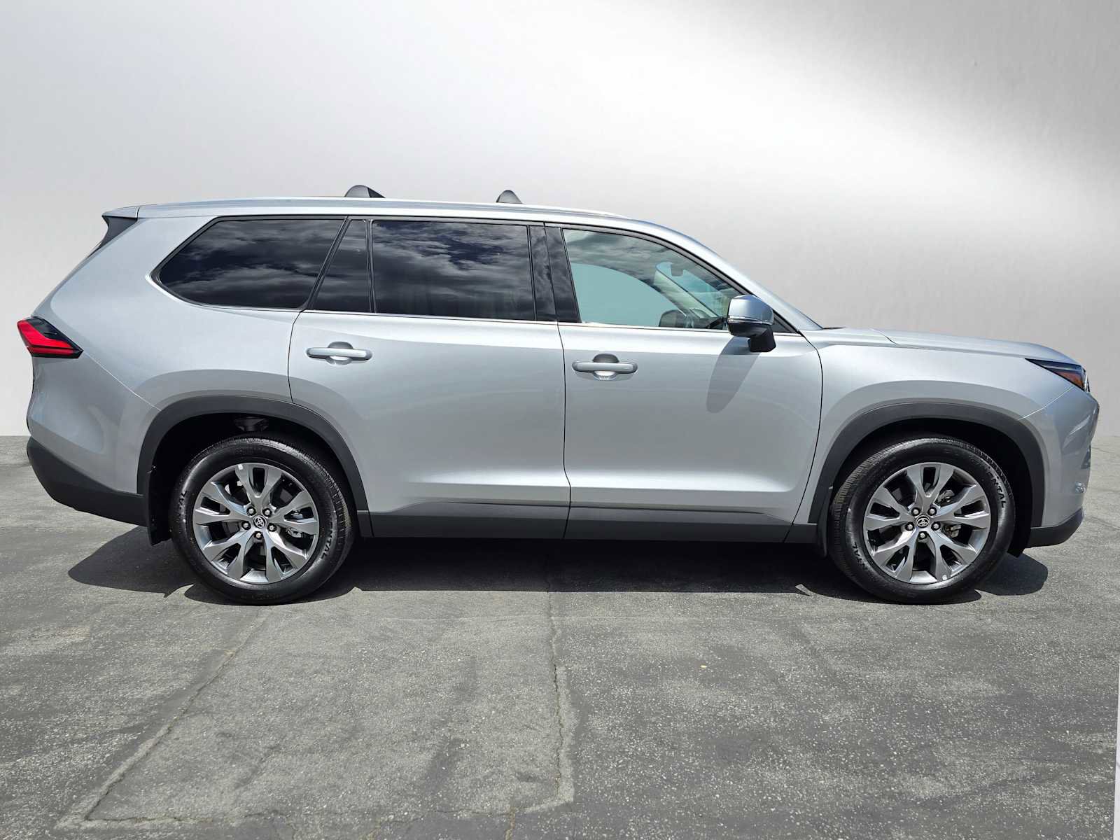Used 2024 Toyota Grand Highlander FWD image 2