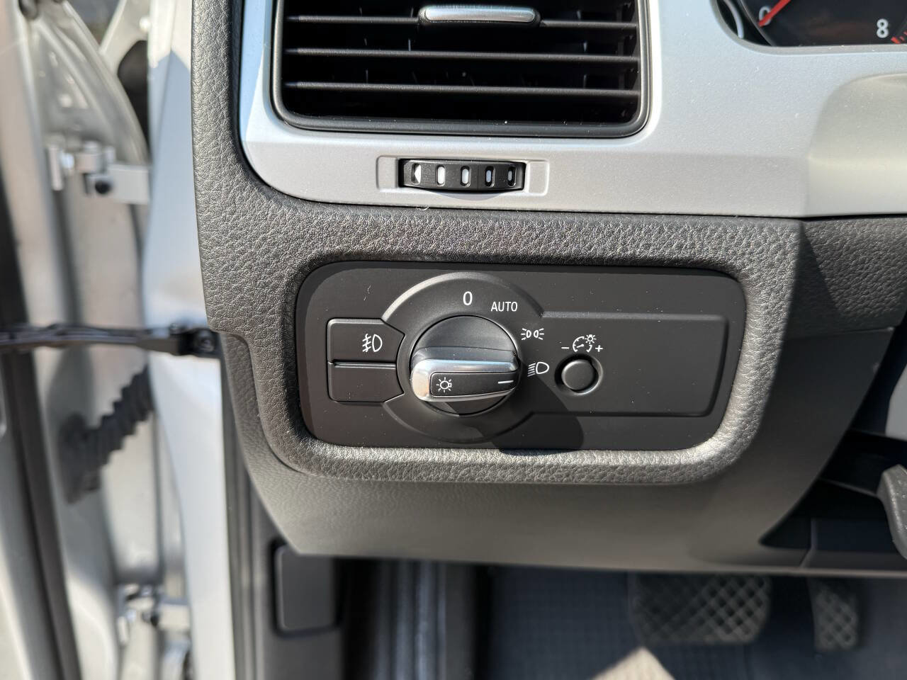 Used 2012 Volkswagen Touareg Sport image 36