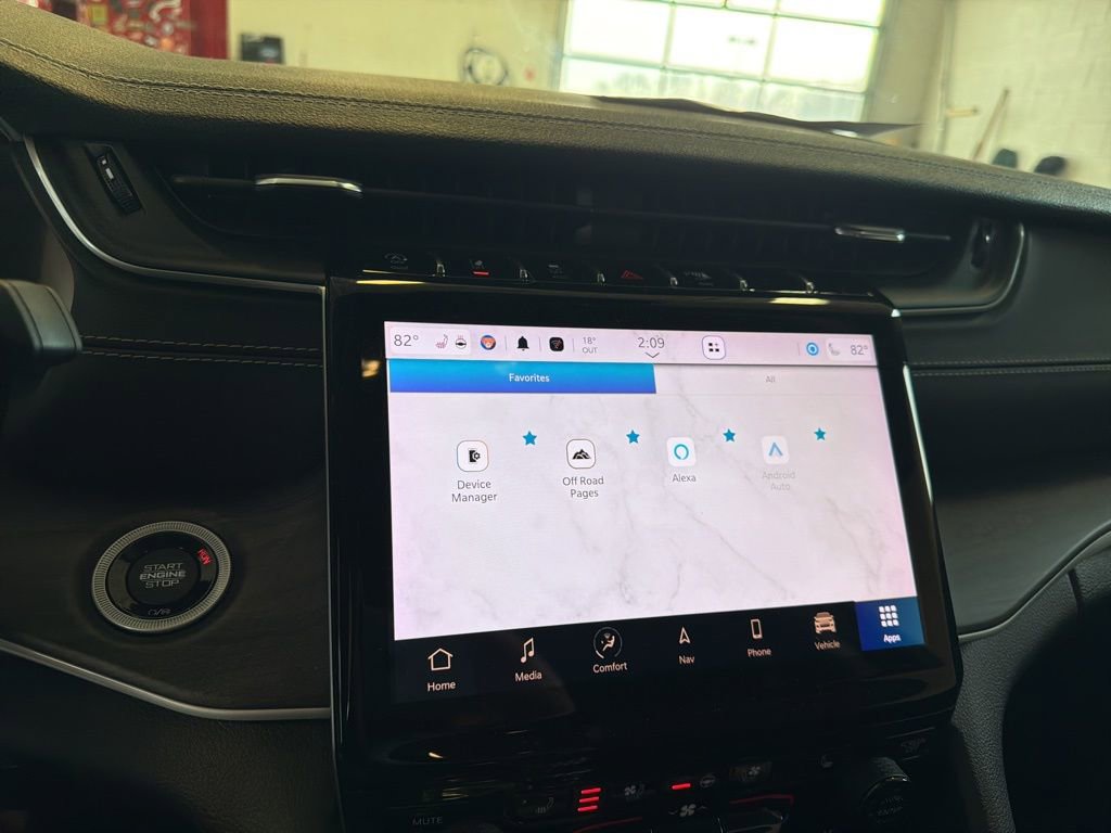 Used 2023 Jeep Grand Cherokee Limited w/ Luxury Tech Group II image 39